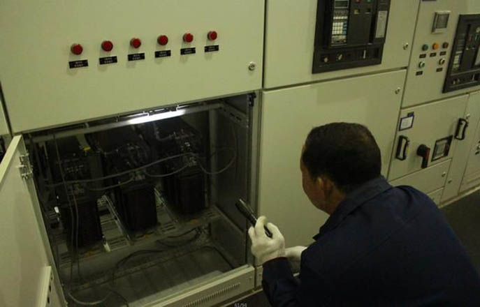 日常維護(hù)注意檢查無功補(bǔ)償電容器漏油現(xiàn)象